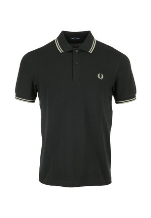 Polo nero in cotone, con pattina a due bottoni, colletto con righe crema e un piccolo emblema ricamato sul petto.