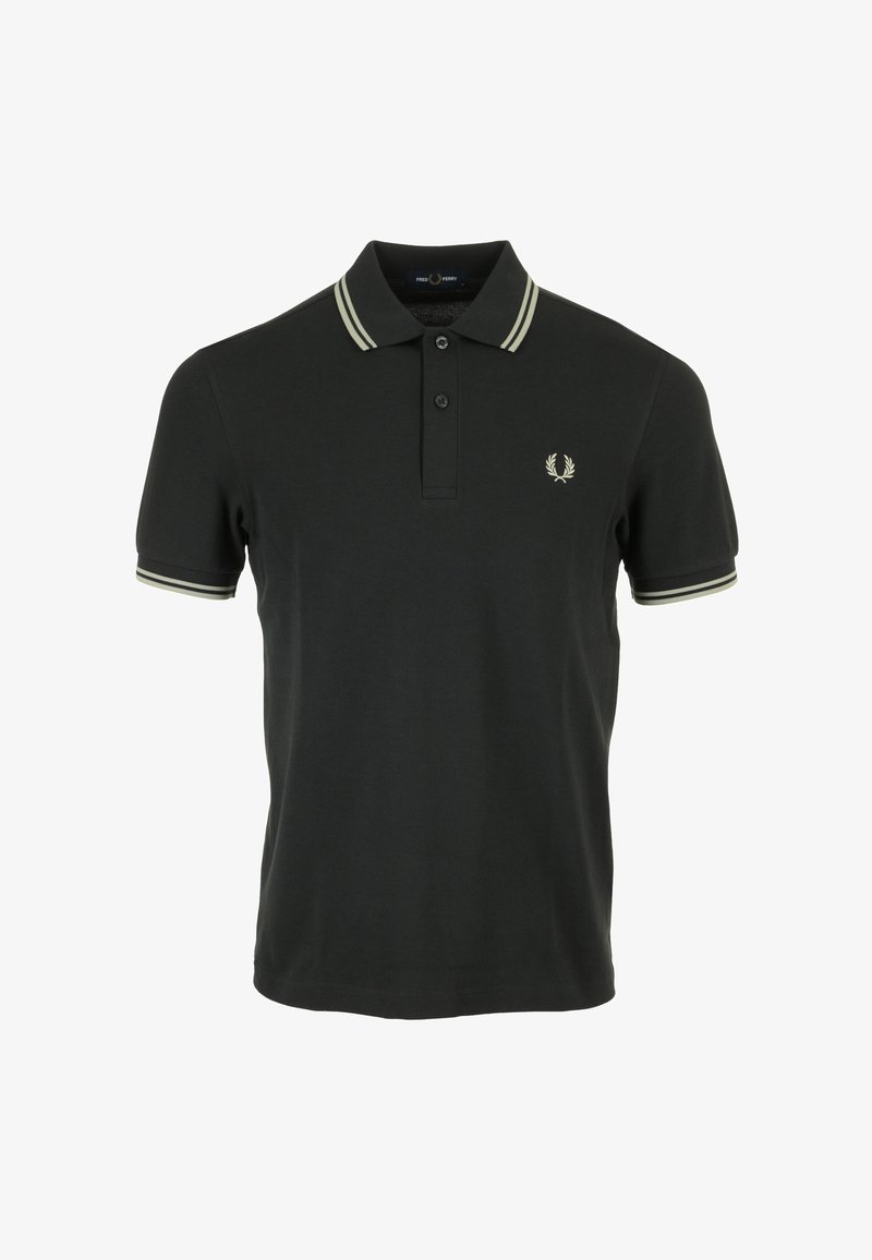 Polo nero in cotone, con pattina a due bottoni, colletto con righe crema e un piccolo emblema ricamato sul petto.