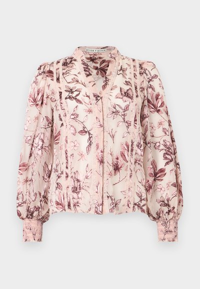 Blouse en chiffon rose à fleurs avec manches longues bouffantes, poignets smockés, panneaux en dentelle verticale et col en V.