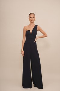 Marineblauwe jumpsuit met een enkele schouderband, diepe halslijn, brede pijpen en een aansluitende bodice. Soepele stof en minimalistisch ontwerp.