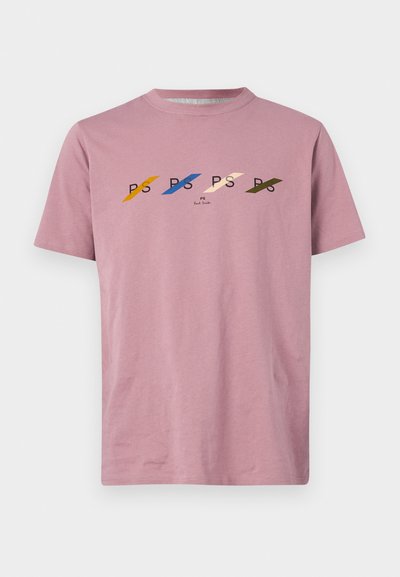 Ροζ βαμβακερό t-shirt με μπροστινό σχέδιο που απεικονίζει τα γράμματα "PS" σε διάφορα χρώματα, καθώς και διαγώνιες ρίγες και στρογγυλή λαιμόκοψη.