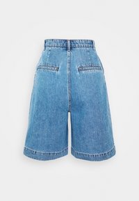 Světlé modré džínové kraťasy s vysokým pasem, rovnými nohavicemi, dvěma zadními kapsami a čistým zakončením lemů.