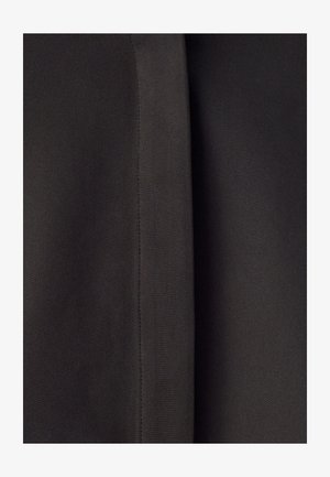 Czarna tkanina o gładkiej teksturze, z prostym szwem wzdłuż krawędzi. Wzór jest prosty i nieozdobiony.