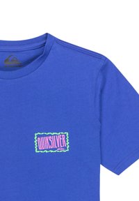 Modré tričko s krátkým rukávem s malou barevnou nášivkou loga Quiksilver na levé hrudi a kulatým výstřihem.