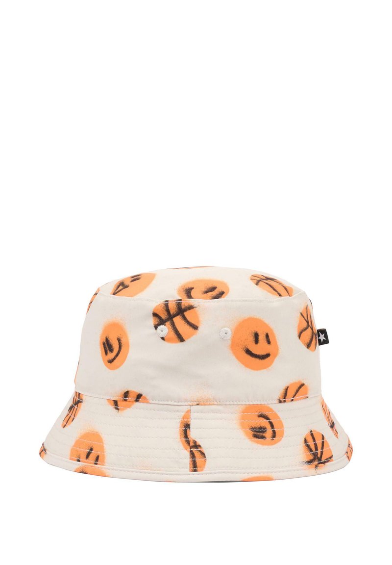 Chapeau bob en tissu doux avec un fond crème orné de visages souriants orange et de ballons de basket, avec des accents noirs subtils et une ventilation latérale.