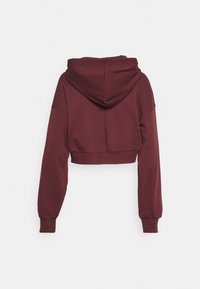 Korte bordeauxrode hoodie met een trekkoordcapuchon, lange mouwen en geribde manchetten. Zacht materiaal met een gladde textuur. Minimalistisch ontwerp.