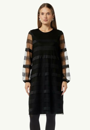 Schwarzes Kleid mit transparenten gestreiften Ärmeln, rundem Ausschnitt und fließender Silhouette. Strukturierten Stoff mit horizontalen Streifenmustern.