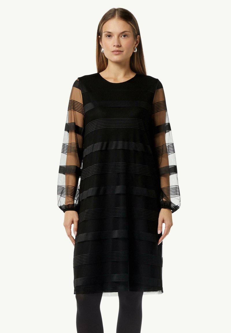 Schwarzes Kleid mit transparenten gestreiften Ärmeln, rundem Ausschnitt und fließender Silhouette. Strukturierten Stoff mit horizontalen Streifenmustern.
