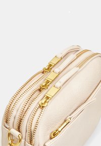 Bata Torba preko tijela - bianco