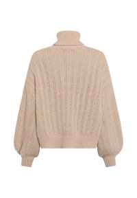 Beige gestrickter Pullover mit hohem Kragen, gerippter Textur und überschnittenen Schultern, der eine lockere Passform und weite Ärmel hat.