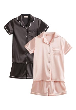 Dva saténové krátkorukávové pyžamové sety s krátkymi nohavicami, jeden čierny s bielym lemom, jeden svetloružový s rovnako farebnou výšivkou, oba so zapínaním na gombíky vpredu a náprsnými vreckami.