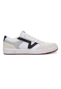 Zapatilla blanca y gris con detalles en negro, que presenta una parte superior de ante y malla texturizada, suela de goma y cordones planos. Logo en el talón y en el lado.