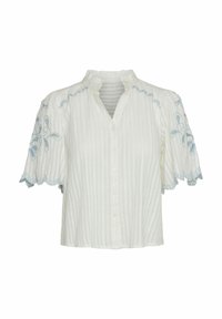 Blusa bianca a maniche corte con chiusura a bottoni, caratterizzata da ricami floreali azzurri sulle maniche e orlo ondulato.