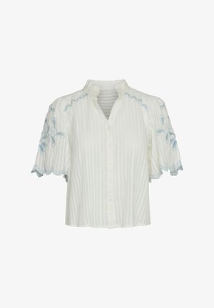 Valkoinen lyhythihainen pusero, jossa on napitus edessä, ja jonka hihoissa on vaaleansinisiä brodeerattuja kukkakuoseja sekä kaareva helma.