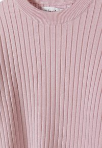 Maglione a coste rosa chiaro con scollatura rotonda. Caratterizzato da strisce verticali e una texture morbida, è adatto per un abbigliamento informale.