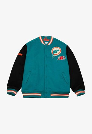 Giacca varsity color teal con maniche nere, dotata di polsini e colletto a righe arancioni e bianche, logo di delfino ricamato e due tasche frontali.