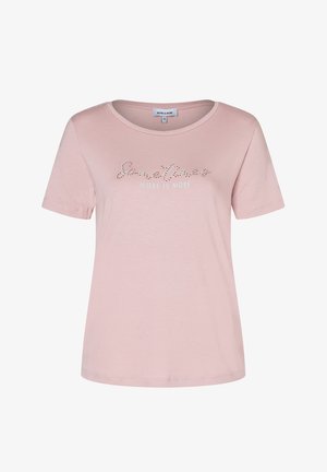 Rosa Baumwoll-T-Shirt mit rundem Ausschnitt, kurzen Ärmeln und dem Text "Manchmal ist mehr mehr" in Nietenoptik über die Vorderseite.