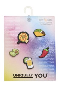 Zestaw charmsów Jibbitz przedstawiający pizzę, taco, awokado, papryczkę chili i napój. Kolorowy materiał gumowy na gradientowym tle.