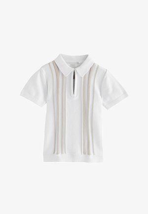 Polo bianca con maniche corte, colletto e mezza zip con motivo a strisce verticali decorative e dettagli testurizzati.