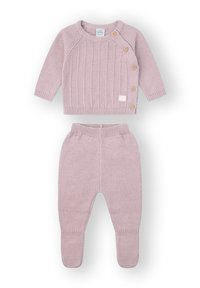 Suéter de punto rosa claro con textura acanalada y tres botones de madera. Los pantalones a juego tienen una cinturilla suave y diseño con pies.