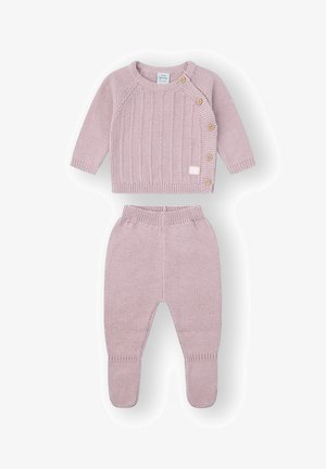 Suéter de punto rosa claro con textura acanalada y tres botones de madera. Los pantalones a juego tienen una cinturilla suave y diseño con pies.