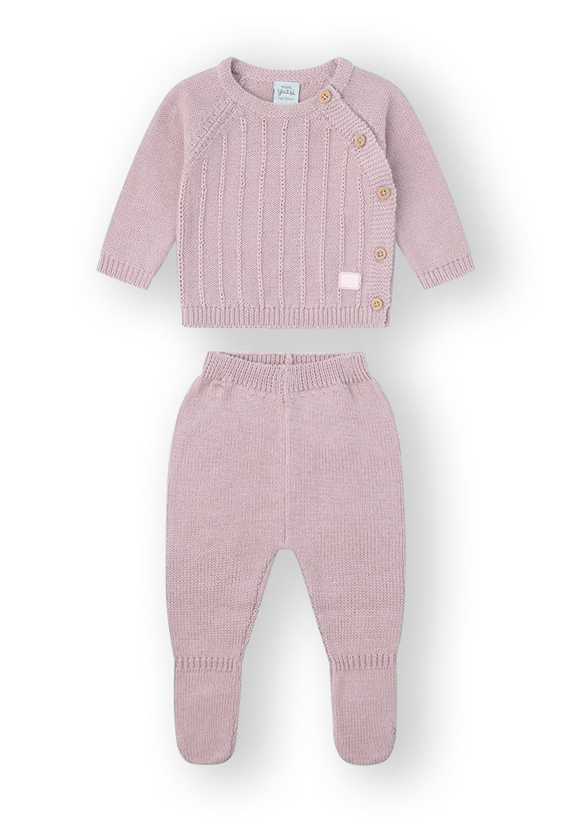 Suéter de punto rosa claro con textura acanalada y tres botones de madera. Los pantalones a juego tienen una cinturilla suave y diseño con pies.