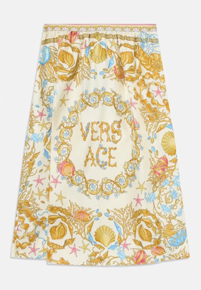 Satinová sukňa Versace s krémovým pozadím zdobená farebnými motívmi mušlí a hviezdic, s nápisom "VERSACE" v zlatej farbe uprostred.
