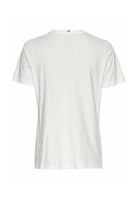 Hvid T-shirt med korte ærmer og rund hals. Blødt stof, afslappet pasform og en subtil vertikal detalje ved nakken på bagsiden.