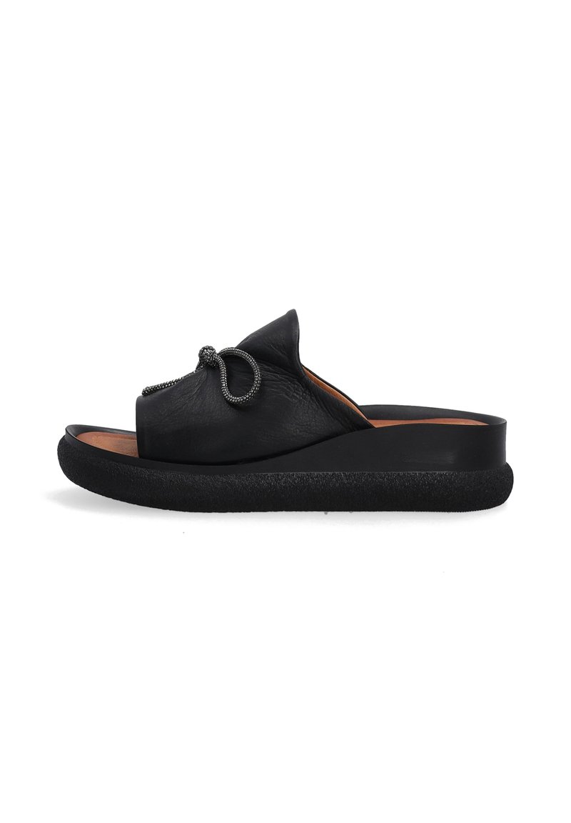 Zwarte leren slide-sandalen met een geknoopte accent. Heeft een zachte, gestructureerde bovenkant en een dikke zwarte rubberen zool. Ontworpen voor casual gebruik.