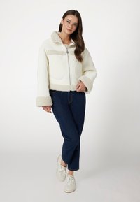 Guess Talvitakki - weiß