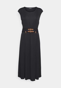 Černé šaty s krátkými rukávy, vytepleným pasem a hnědými dvojitými sponami, splývavou sukní a hladkým povrchem.