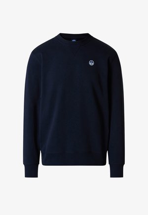 Marineblauer Pullover mit Rundhalsausschnitt und langen Ärmeln, mit gerippten Bündchen an Ärmelenden und Saum, versehen mit einem kleinen runden Kompass-Logo auf der linken Brust.