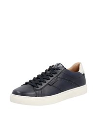 Sneaker in pelle blu navy con texture liscia, suola in gomma bianca, design con lacci e piccoli dettagli perforati sui lati.