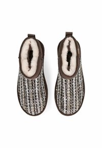 Pantofole marroni con motivo intrecciato in bianco, nero e colori pastello. Foderate in morbida pelliccia sintetica bianca, presentano una scollatura bassa e un pratico futile.