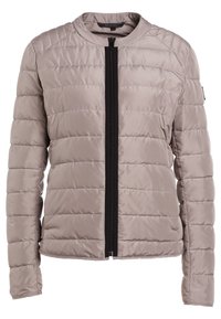 Ljust grå puffjacka med ett quiltat mönster, dragkedja fram och ribbad krage. Har långa ärmar och rak nederkant.