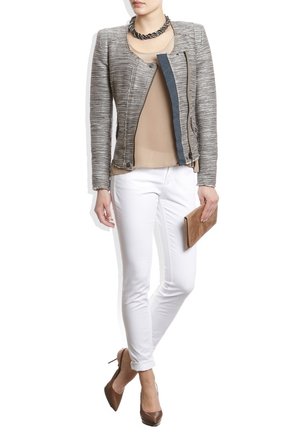 Veste grise texturée au design ajusté, haut beige, pantalon skinny blanc et escarpins marron, complétés par une pochette marron et un collier chaine.