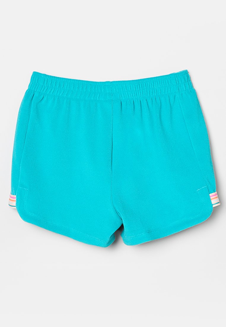 Türkise Sportshorts mit elastischem Bund und zwei Seitentaschen. Mit bunten gestreiften Akzenten am Saum. Glatte Textur.