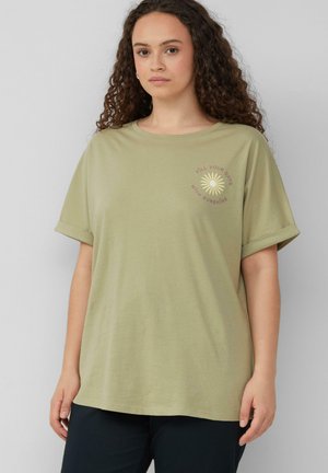 T-shirt en coton vert olive avec des manches courtes, un col rond et un motif imprimé représentant un soleil accompagné de texte sur la poitrine gauche.