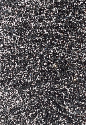 Schwarzer Paillettenstoff mit strukturierter Oberfläche. Er verfügt über reflektierende, runde Pailletten, die in einem Zickzackmuster angeordnet sind und Glanz sowie Tiefe verleihen.