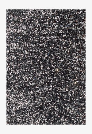 Schwarzer Paillettenstoff mit strukturierter Oberfläche. Er verfügt über reflektierende, runde Pailletten, die in einem Zickzackmuster angeordnet sind und Glanz sowie Tiefe verleihen.