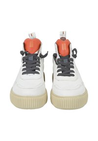 Sneaker alte bianche con lacci grigi, accenti arancioni sulla linguetta e suole beige rigate; presentano cuciture rinforzate e linguette di sollevamento ad anello.