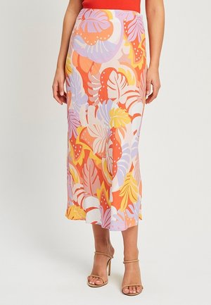 Jupe midi fleurie aux teintes orange, rose et jaune. Présente de grands motifs de feuilles et une silhouette fluide. Tissu lisse avec un léger éclat.