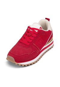 Czerwony but sportowy z cholewką zamszową i siateczkową, białą podeszwą środkową, złotym akcentem na pięcie oraz teksturowaną gumową podeszwą zewnętrzną.