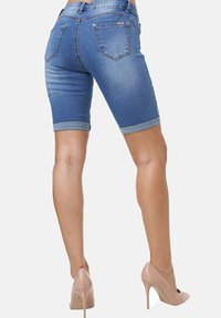 Elara Shorts vaqueros - blau