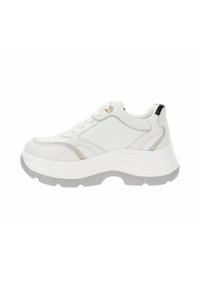 Sneaker bianco in pelle con accenti grigi, suola spessa bianca, pannelli testurizzati e dettaglio metallici nei fori. Etichetta nera sul tallone sul retro.