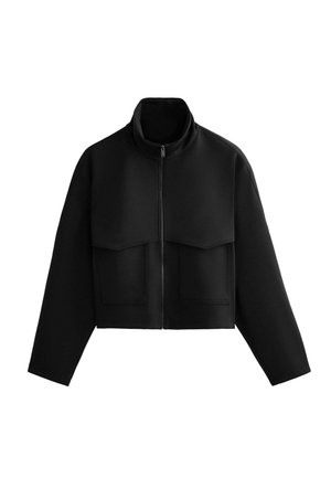 Schwarze, kurz geschnittene Jacke mit durchgehendem Frontreißverschluss, Stehkragen und zwei großen Fronttaschen mit Klappen.