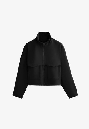 Jachetă neagră scurtă, cu fermoar frontal complet, guler drept și două buzunare frontale mari cu clapete.