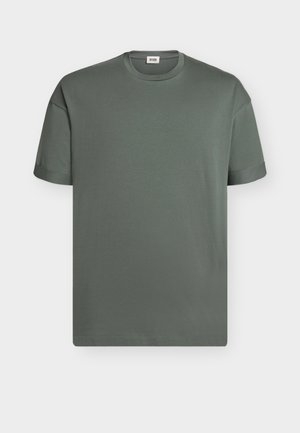 Tricou simplu cu mâneci scurte și guler rotund, de culoare gri închis uni, cu o etichetă mică a brandului în interiorul gulerului.