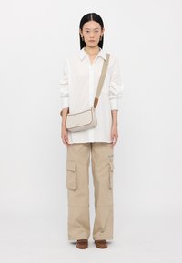 MICHAEL Michael Kors JET SET BODY STRAP - Skuldertasker - vanilla