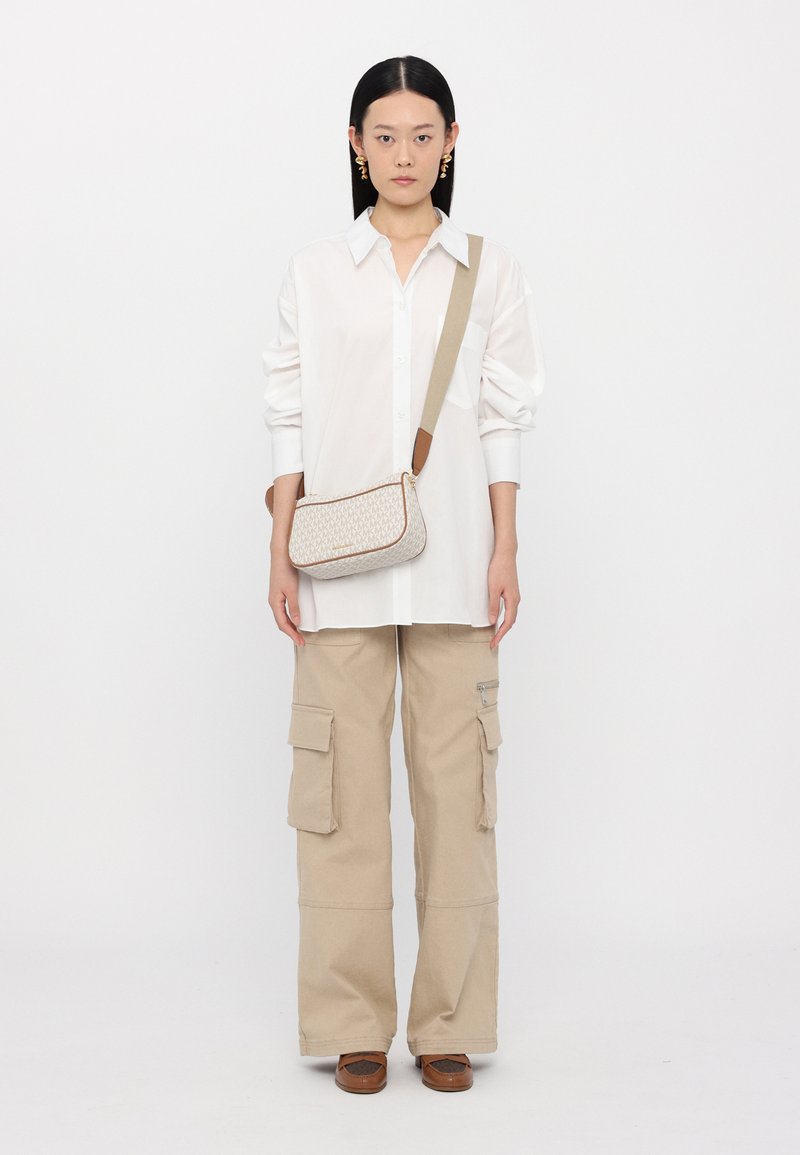 MICHAEL Michael Kors JET SET BODY STRAP - Skuldertasker - vanilla